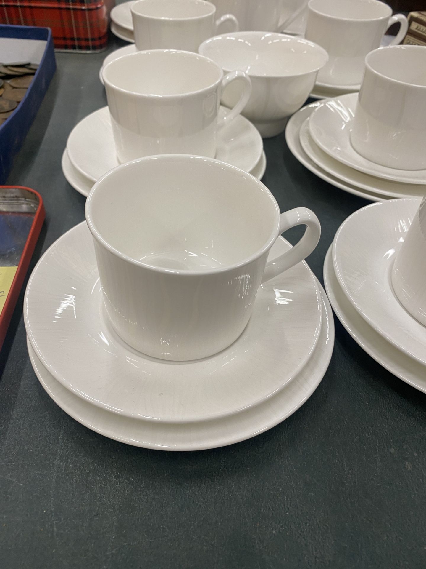 A LARGE COLLECTION OF ROYAL WORSESTER 'REFLECTIONS' WHITE DINNER SERVICE PIECES, PLATES, CUPS, BOWLS - Image 3 of 5