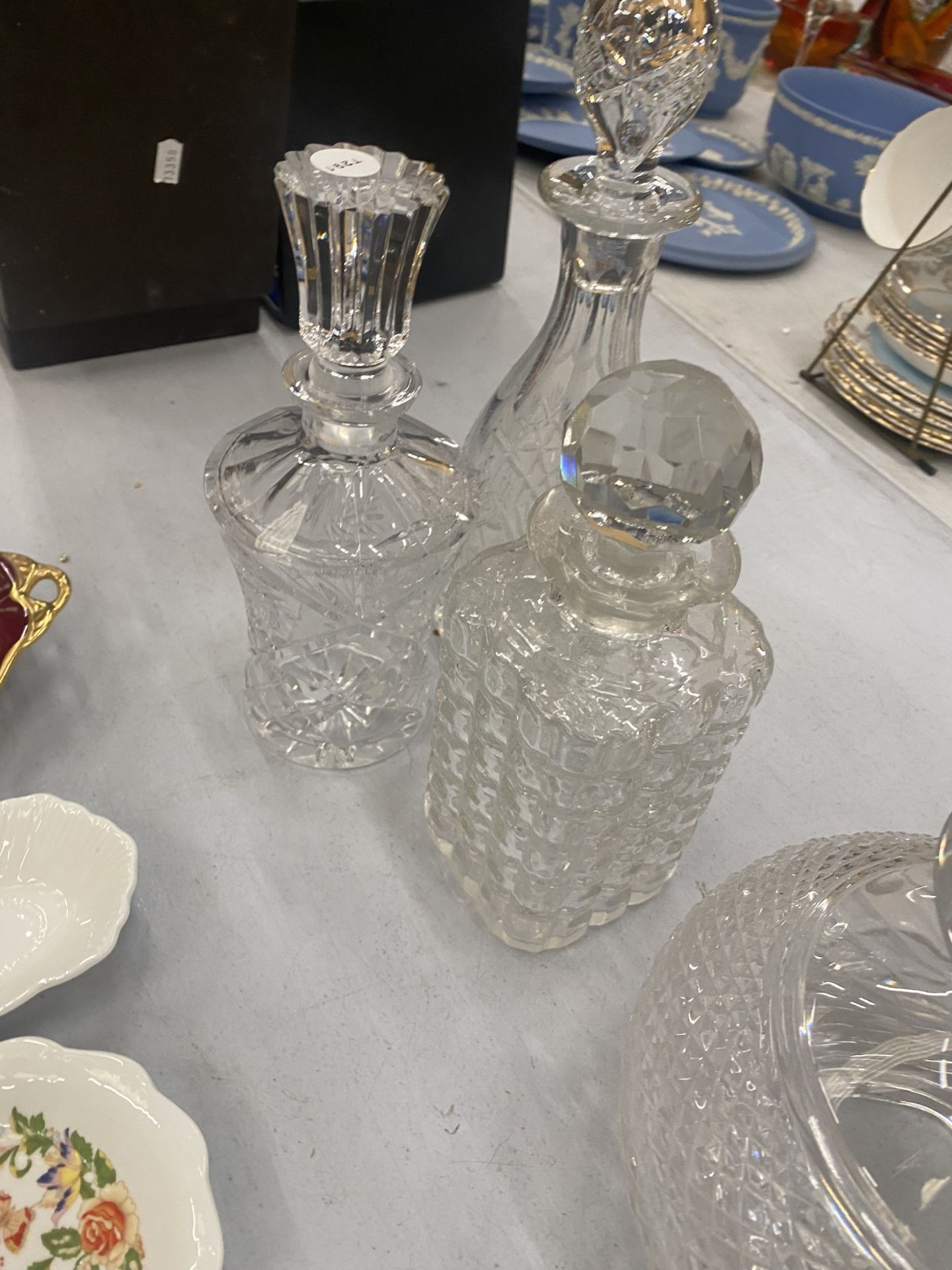 A LARGE ASSORTMENT OF CUT GLASS ITEMS TO INCLUDE DECANTERS, VASES, CANDLESTICKS ETC - Image 6 of 8