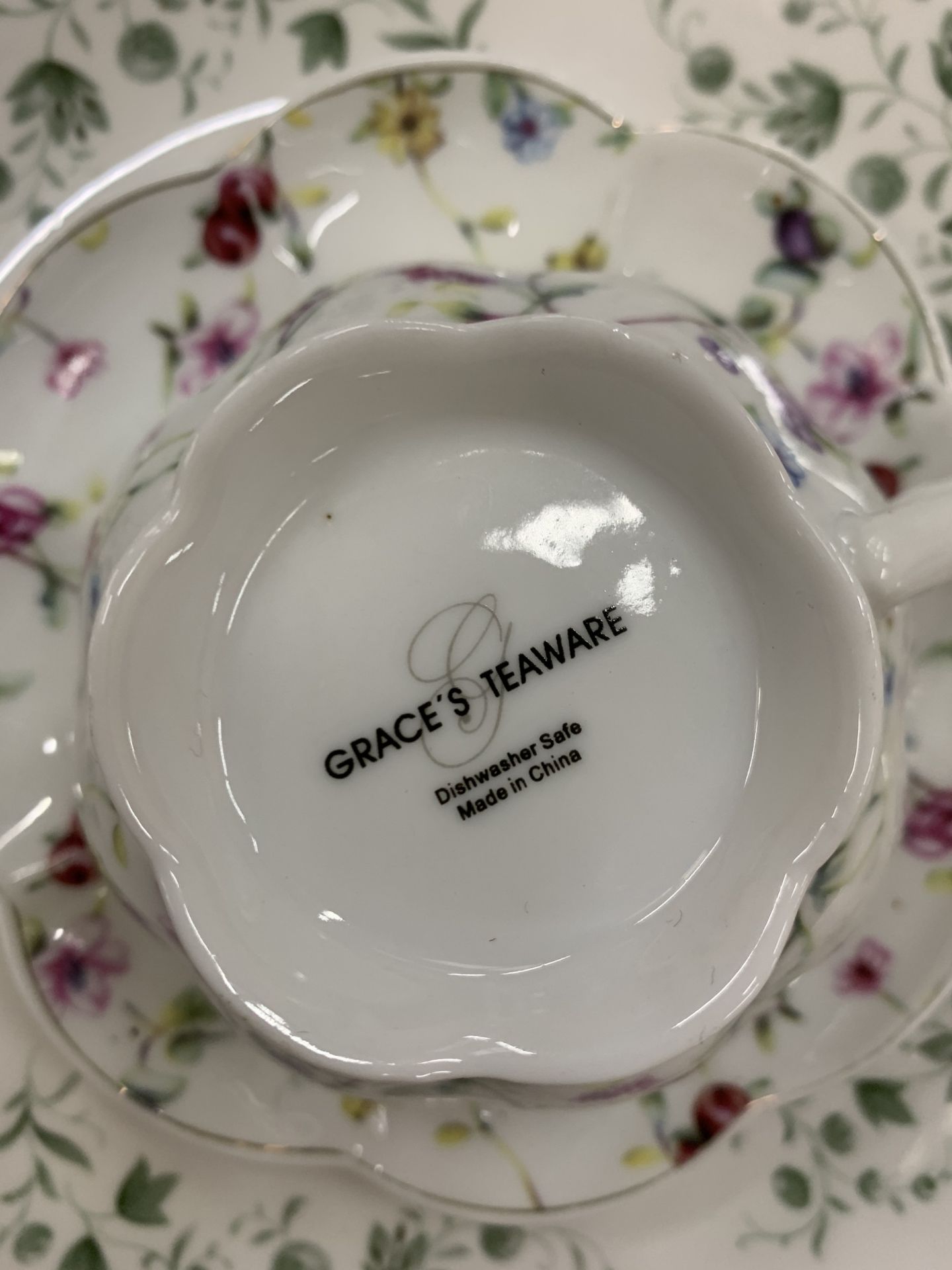 A LARGE ASSORTMENT OF TEA WARE TO INCLUDE CUPS, SAUCERS, TRIO'S, CAKE PLATES ETC AND INCLUDING ROYAL - Image 7 of 7