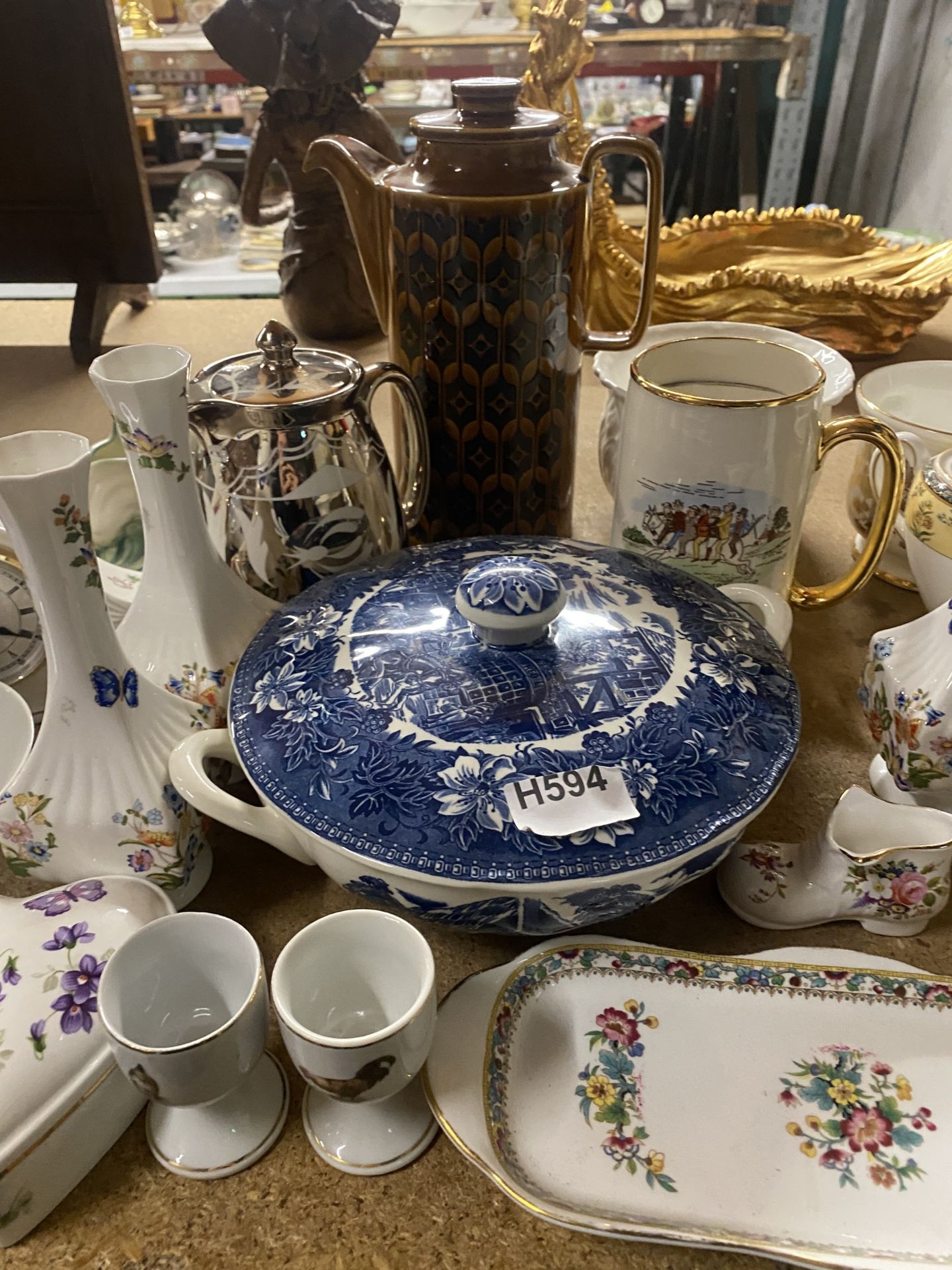 AN ASSORTMENT OF CERAMIC ITEMS TO INCLUDE COALPORT, AYNSLEY, HORNSEA ETC AND INCLUDING VASES, BOWLS, - Image 3 of 4