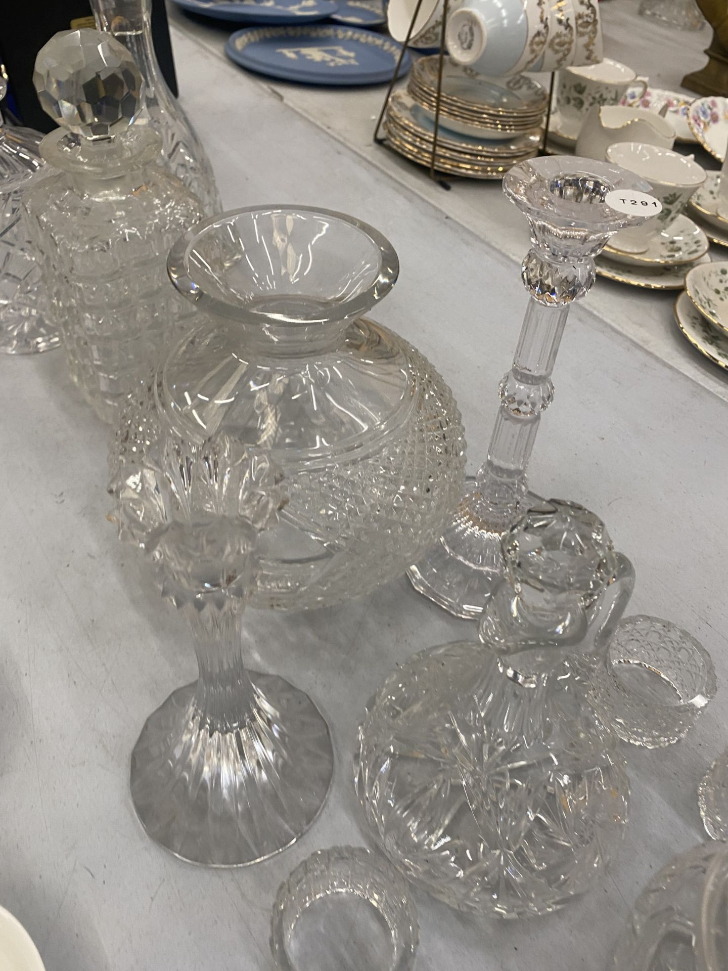A LARGE ASSORTMENT OF CUT GLASS ITEMS TO INCLUDE DECANTERS, VASES, CANDLESTICKS ETC - Image 7 of 8