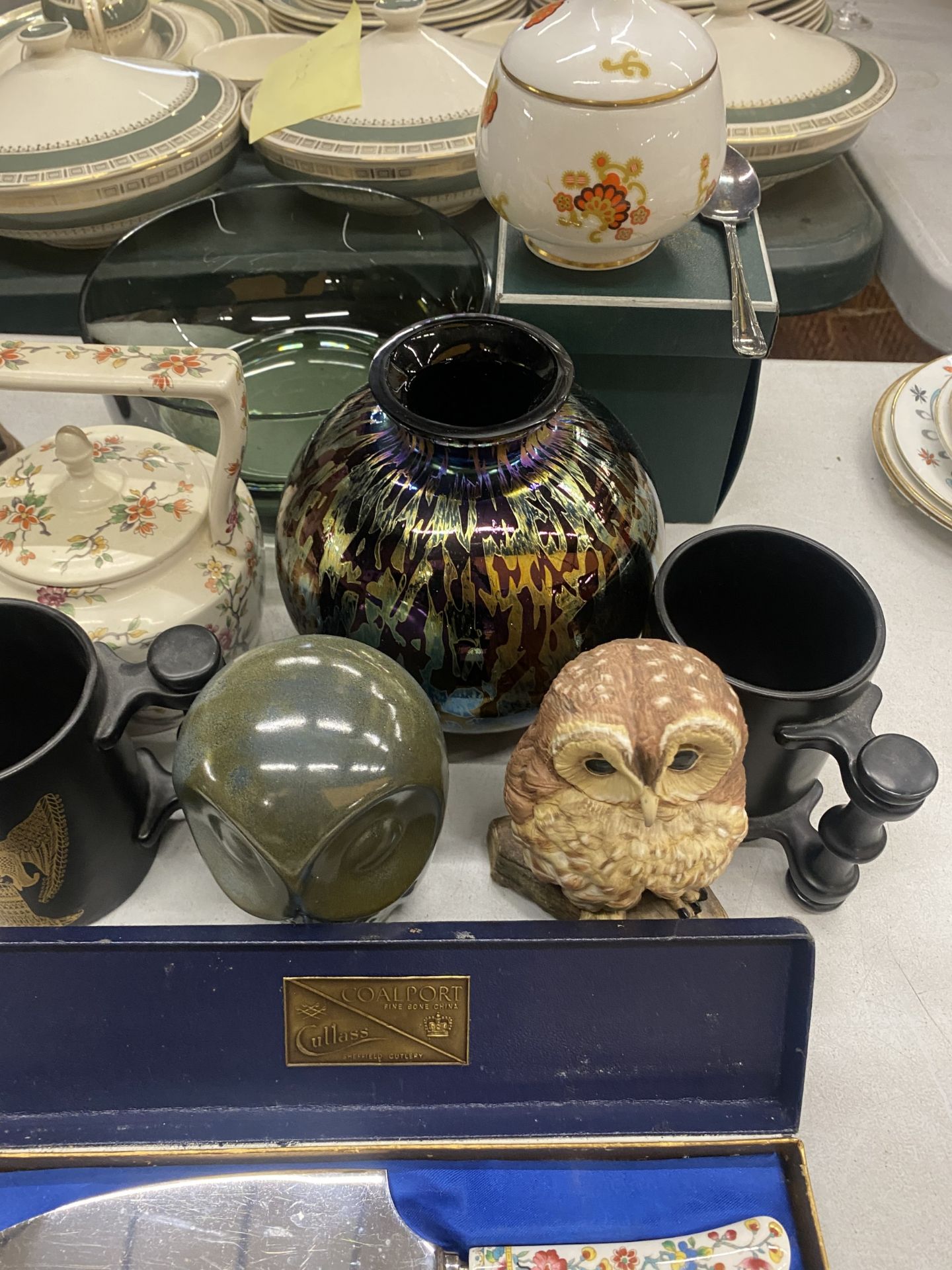 AN ASSORTMENT OF ITEMS TO INCLUDE VASES, BOWLS, FIGURINES ETC - Image 4 of 6