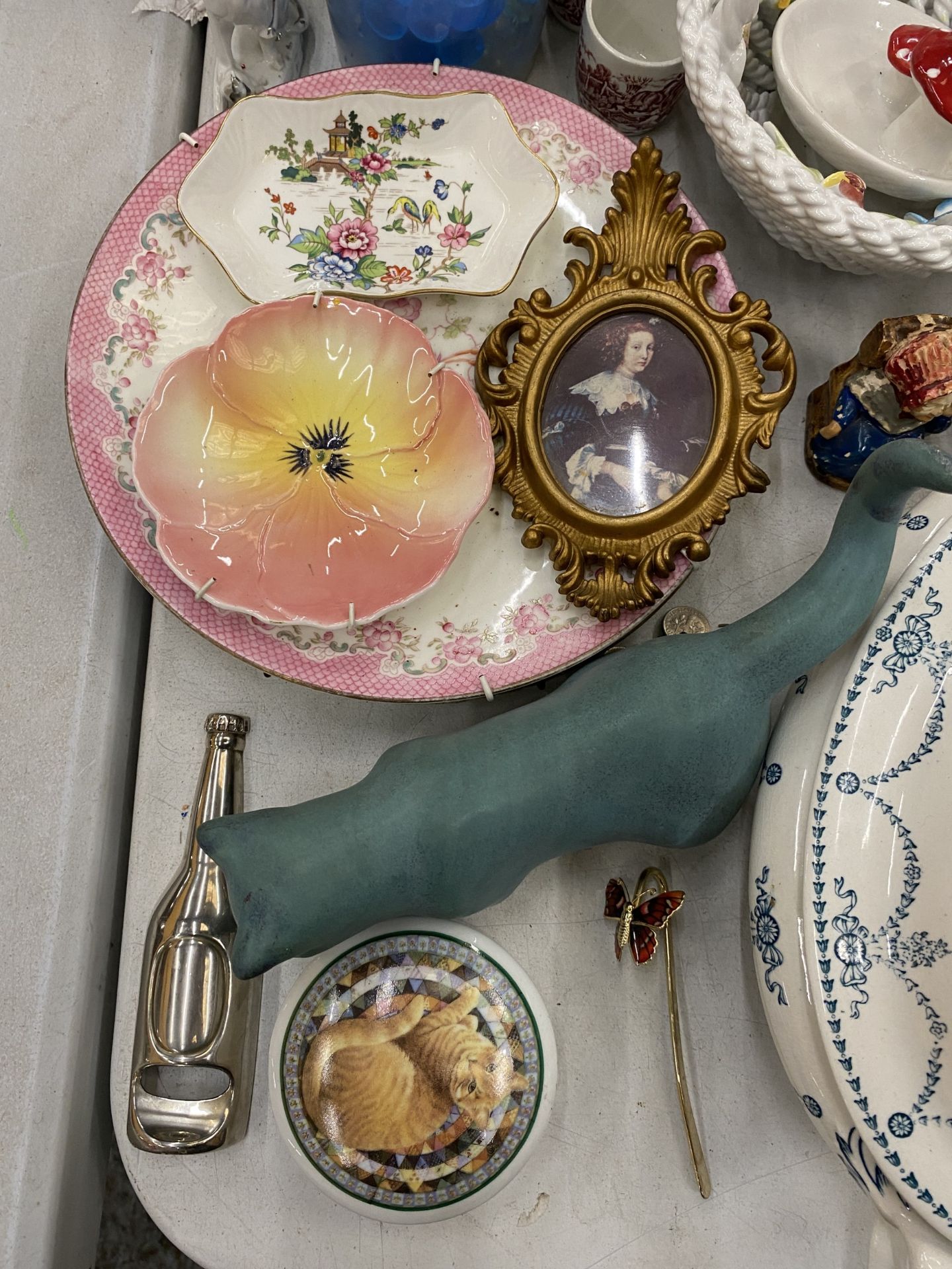 AN ASSORTMENT OF ITEMS TO INCLUDE CERAMIC COLLECTORS PLATES, BOTTLE OPENERS, TRINKETS, FIGURINES - Image 3 of 9