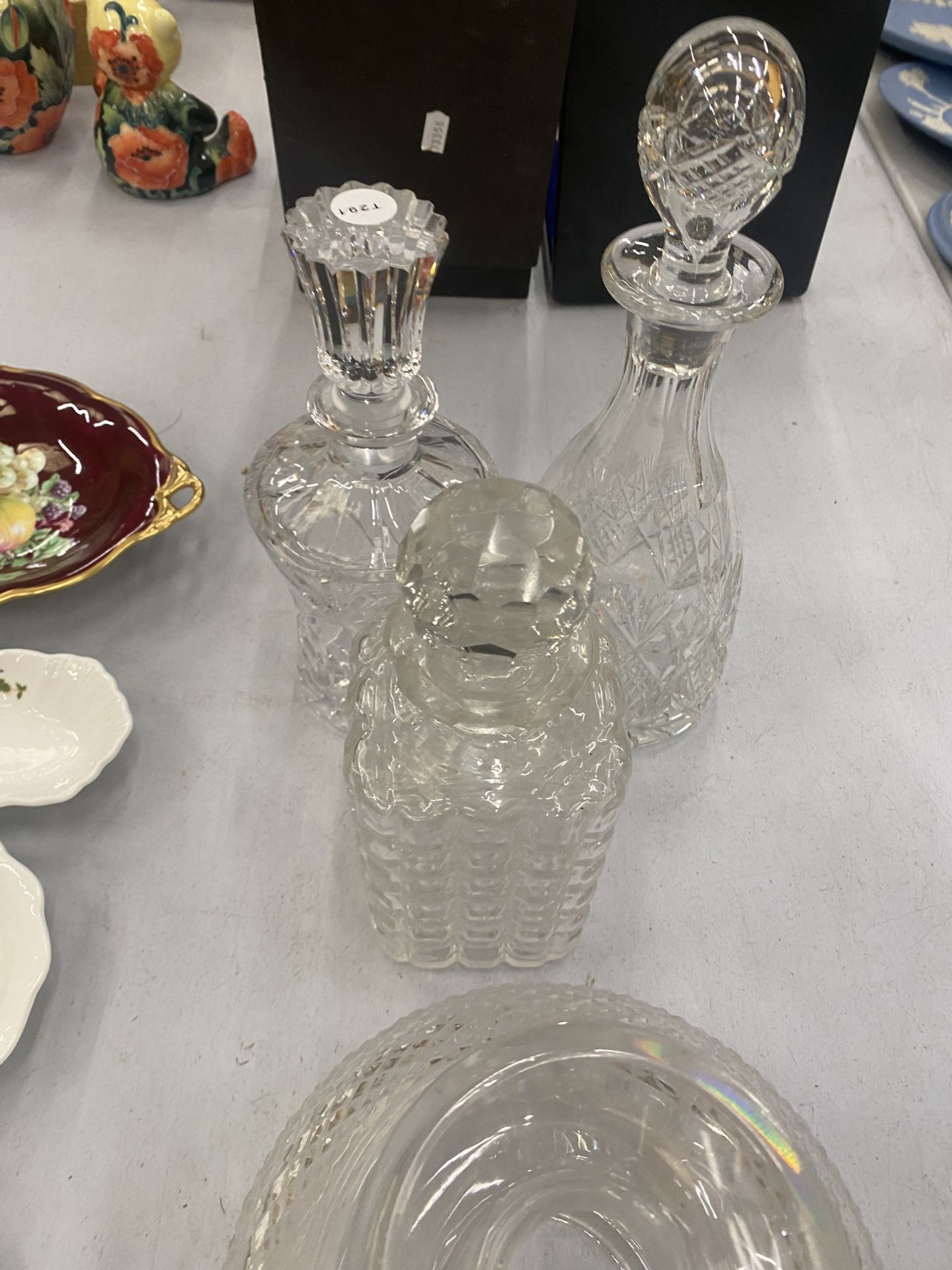 A LARGE ASSORTMENT OF CUT GLASS ITEMS TO INCLUDE DECANTERS, VASES, CANDLESTICKS ETC - Image 5 of 8