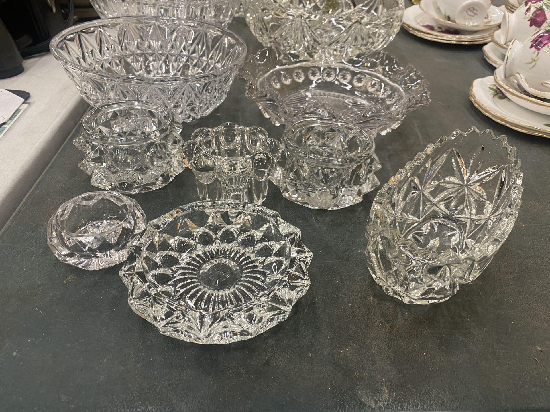 AN ASSORTMENT OF CUT GLASSWARE TO INCLUDE BOWLS, ASHTRAYS, CANDLE HOLDERS ETC - Image 2 of 4