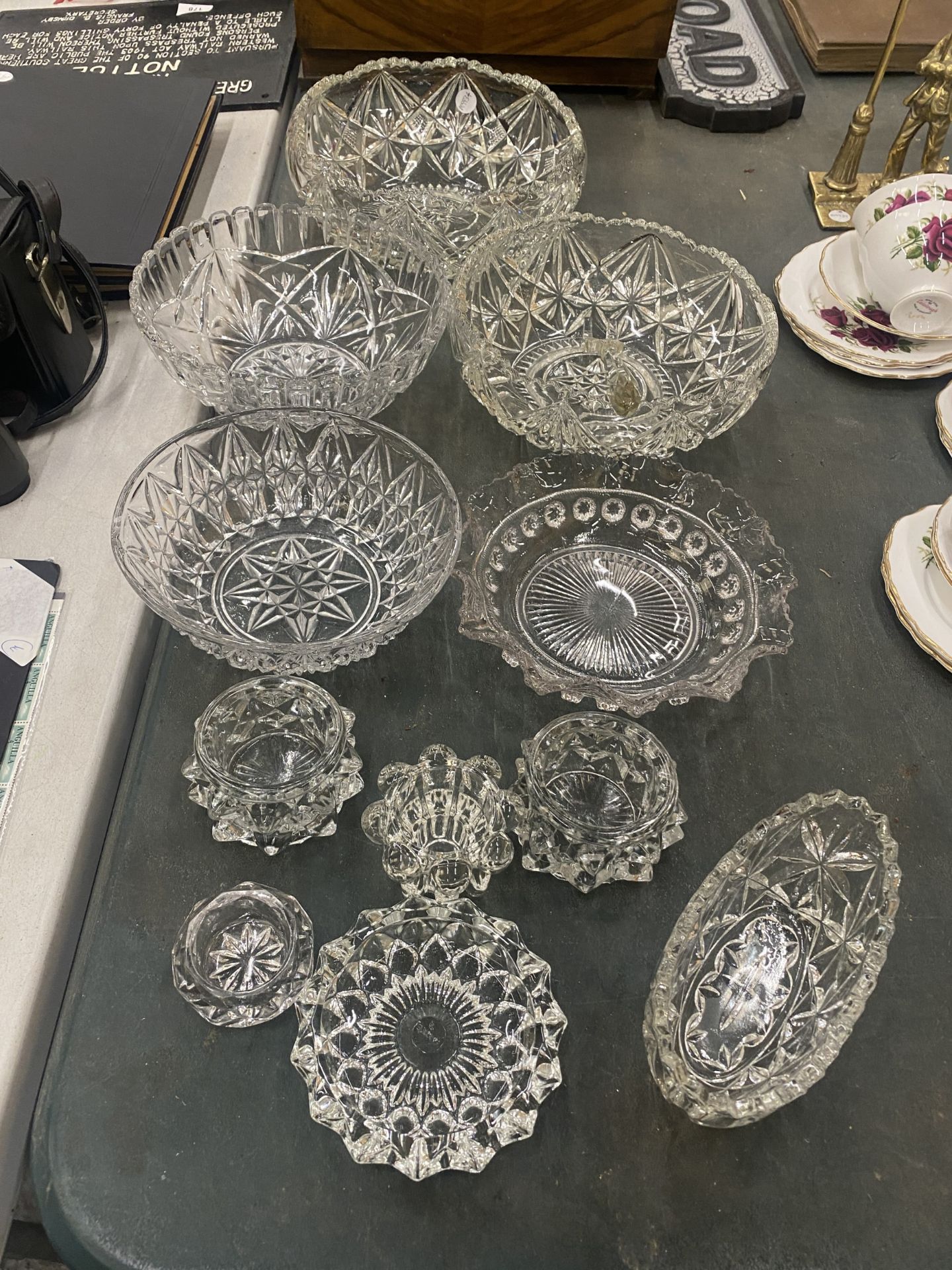 AN ASSORTMENT OF CUT GLASSWARE TO INCLUDE BOWLS, ASHTRAYS, CANDLE HOLDERS ETC