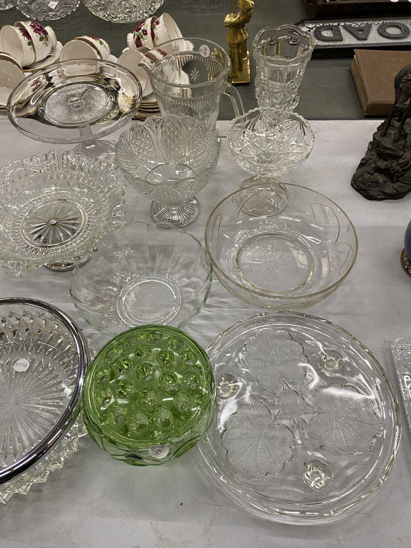 A LARGE COLLECTION OF CUT GLASSWARE TO INCLUDE VASES, BOWLS, CAKE PLATES AND STANDS ETC - Image 4 of 7