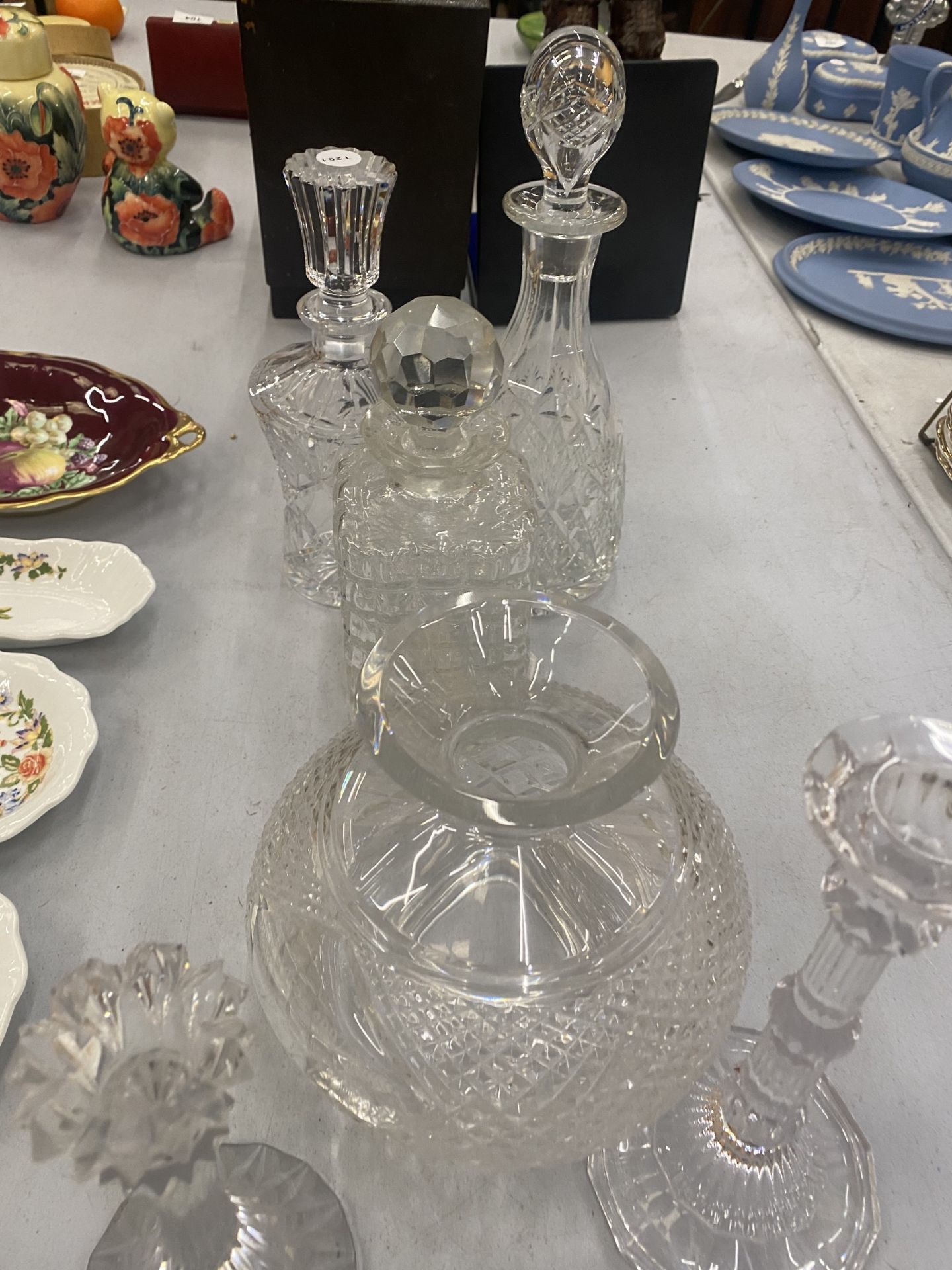 A LARGE ASSORTMENT OF CUT GLASS ITEMS TO INCLUDE DECANTERS, VASES, CANDLESTICKS ETC - Image 4 of 8