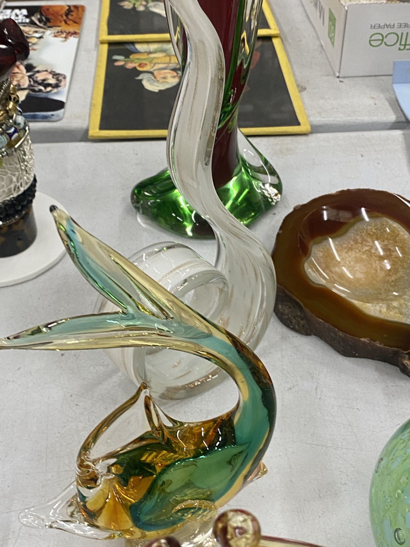 AN ASSORTMENT OF STUDIO GLASS PIECES TO INCLUDE MURANO STYLE, VASES, FIGURINES, PAPERWEIGHTS ETC - Image 4 of 6