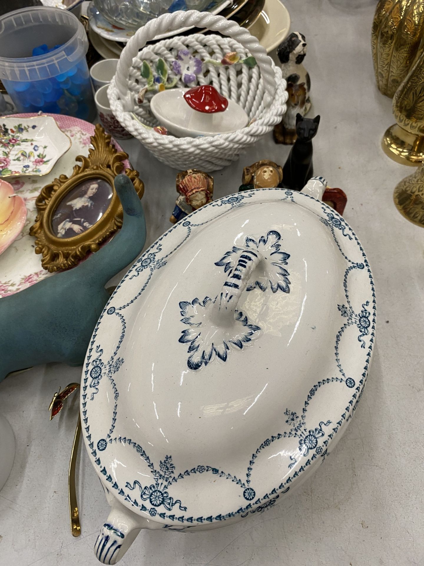 AN ASSORTMENT OF ITEMS TO INCLUDE CERAMIC COLLECTORS PLATES, BOTTLE OPENERS, TRINKETS, FIGURINES - Image 8 of 9