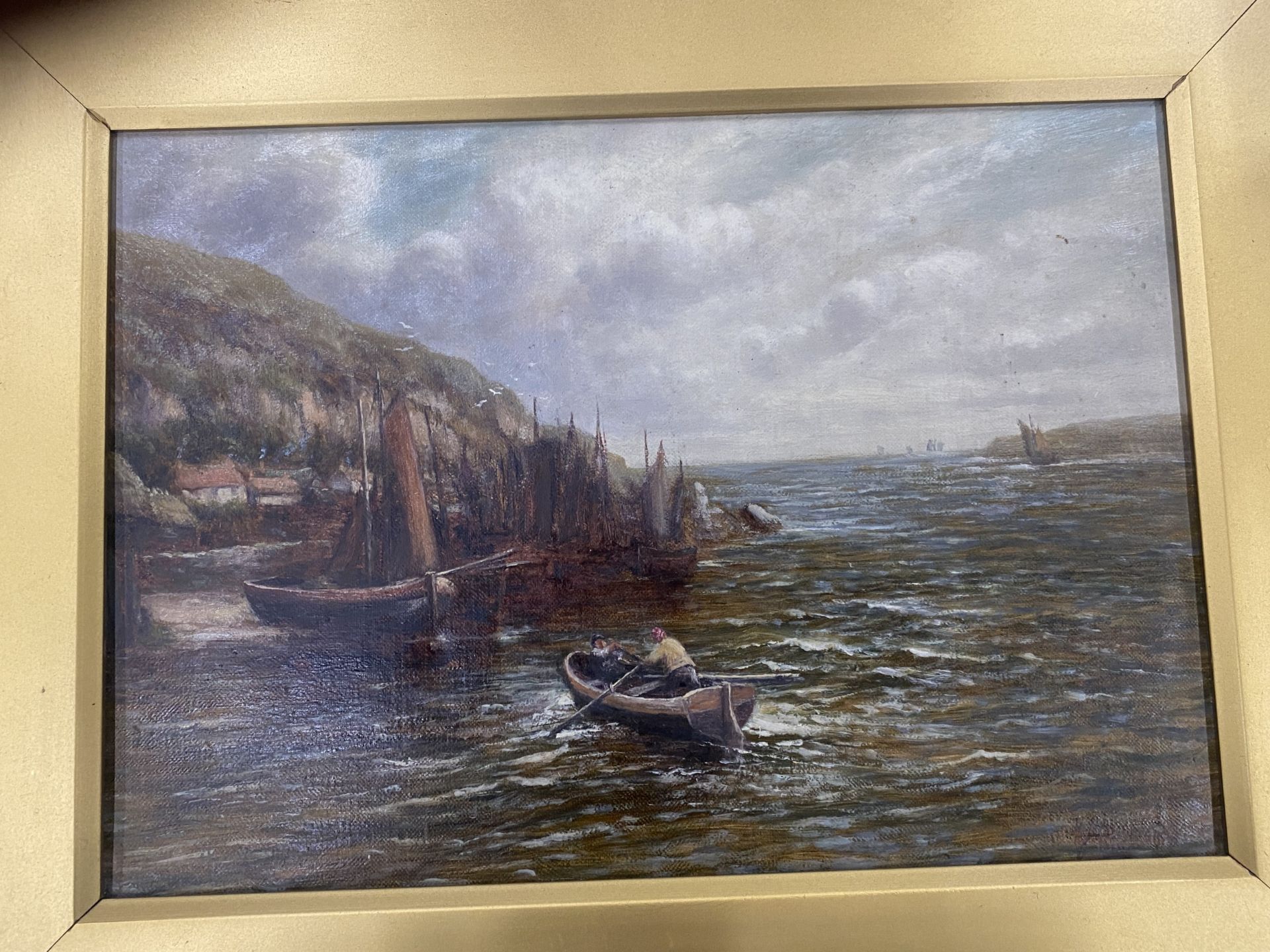 A SMALL GILT FRAMED OIL ON CANVAS PAINTING TITLED 'FISH IN HARBOUR - CORNWALL' SIGNED - Image 2 of 4