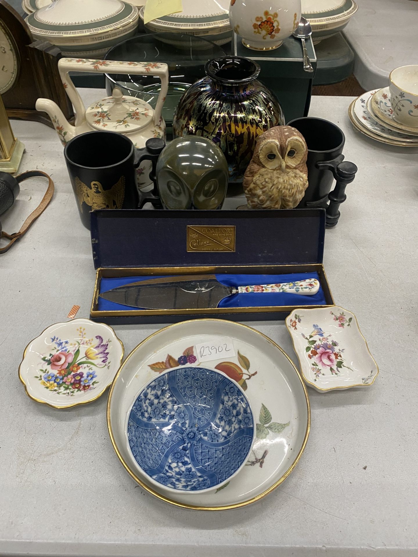 AN ASSORTMENT OF ITEMS TO INCLUDE VASES, BOWLS, FIGURINES ETC