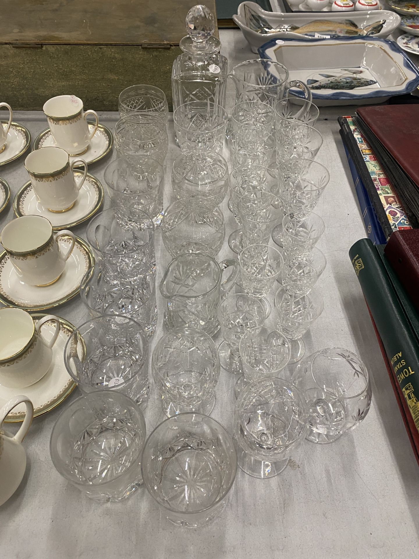A LARGE COLLECTION OF CUT GLASSWARE TO INCLUDE WINE GLASSES, TUMBLERS, PITCHERS, DECANTER ETC