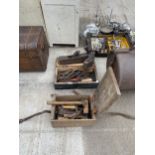 AN ASSORTMENT OF VINTAGE HAND TOOLS TO INCLUDE WOOD PLANES, HAMMERS AND A BRACE DRILL ETC