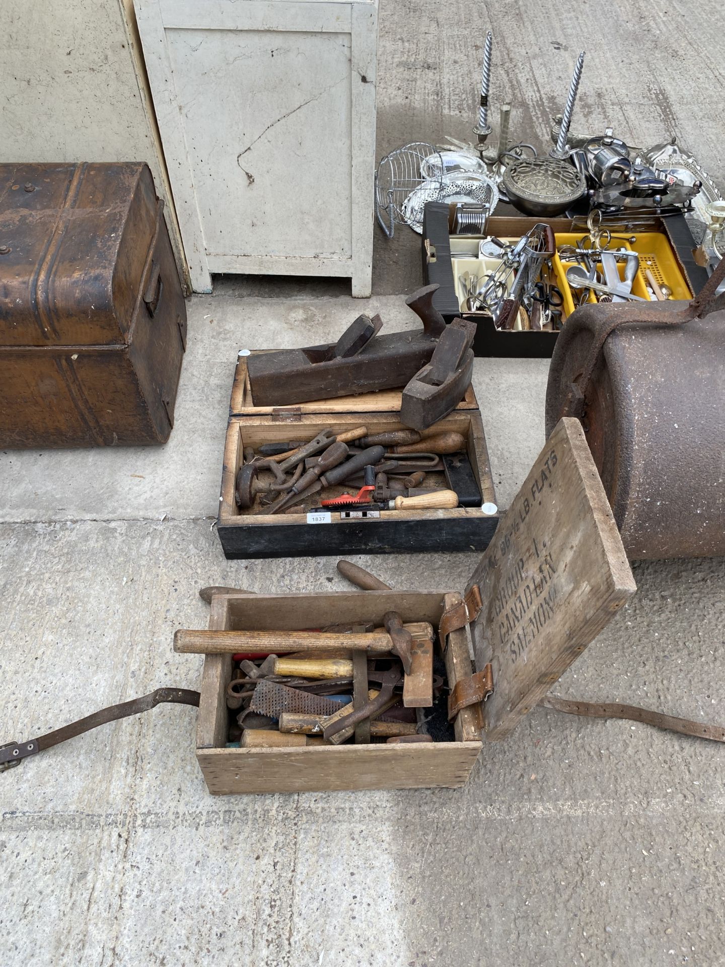 AN ASSORTMENT OF VINTAGE HAND TOOLS TO INCLUDE WOOD PLANES, HAMMERS AND A BRACE DRILL ETC