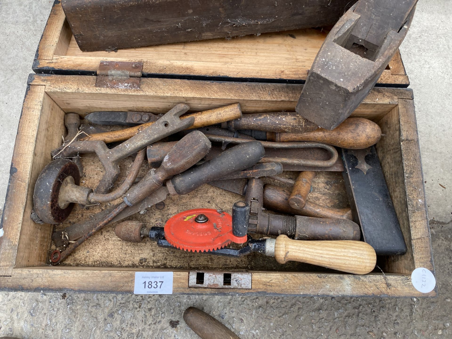 AN ASSORTMENT OF VINTAGE HAND TOOLS TO INCLUDE WOOD PLANES, HAMMERS AND A BRACE DRILL ETC - Image 3 of 5