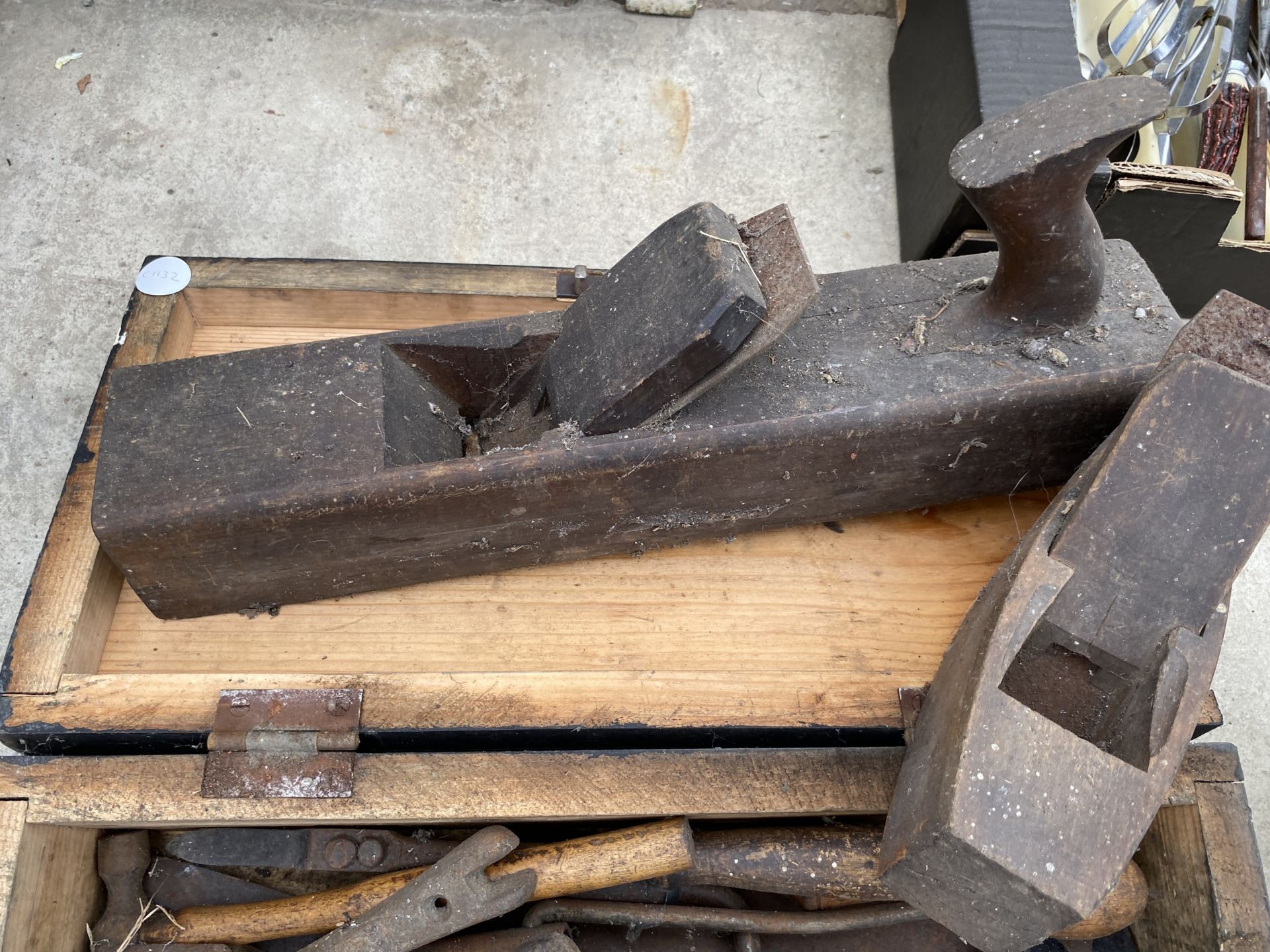 AN ASSORTMENT OF VINTAGE HAND TOOLS TO INCLUDE WOOD PLANES, HAMMERS AND A BRACE DRILL ETC - Image 4 of 5