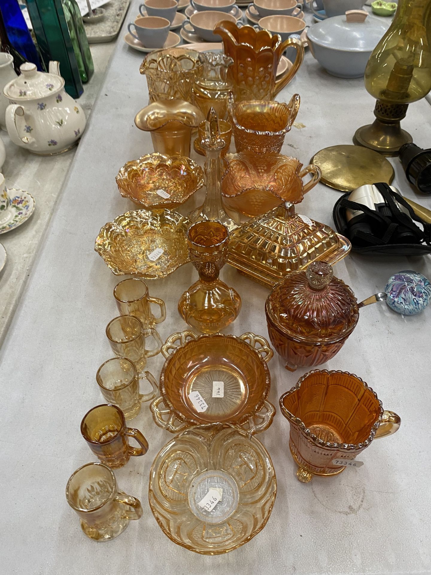 A LARGE ASSORTMENT OF ORANGE CARNIVAL GLASS TO INCLUDE VASES, BOWLS, JUGS, TRINKET DISHES ETC