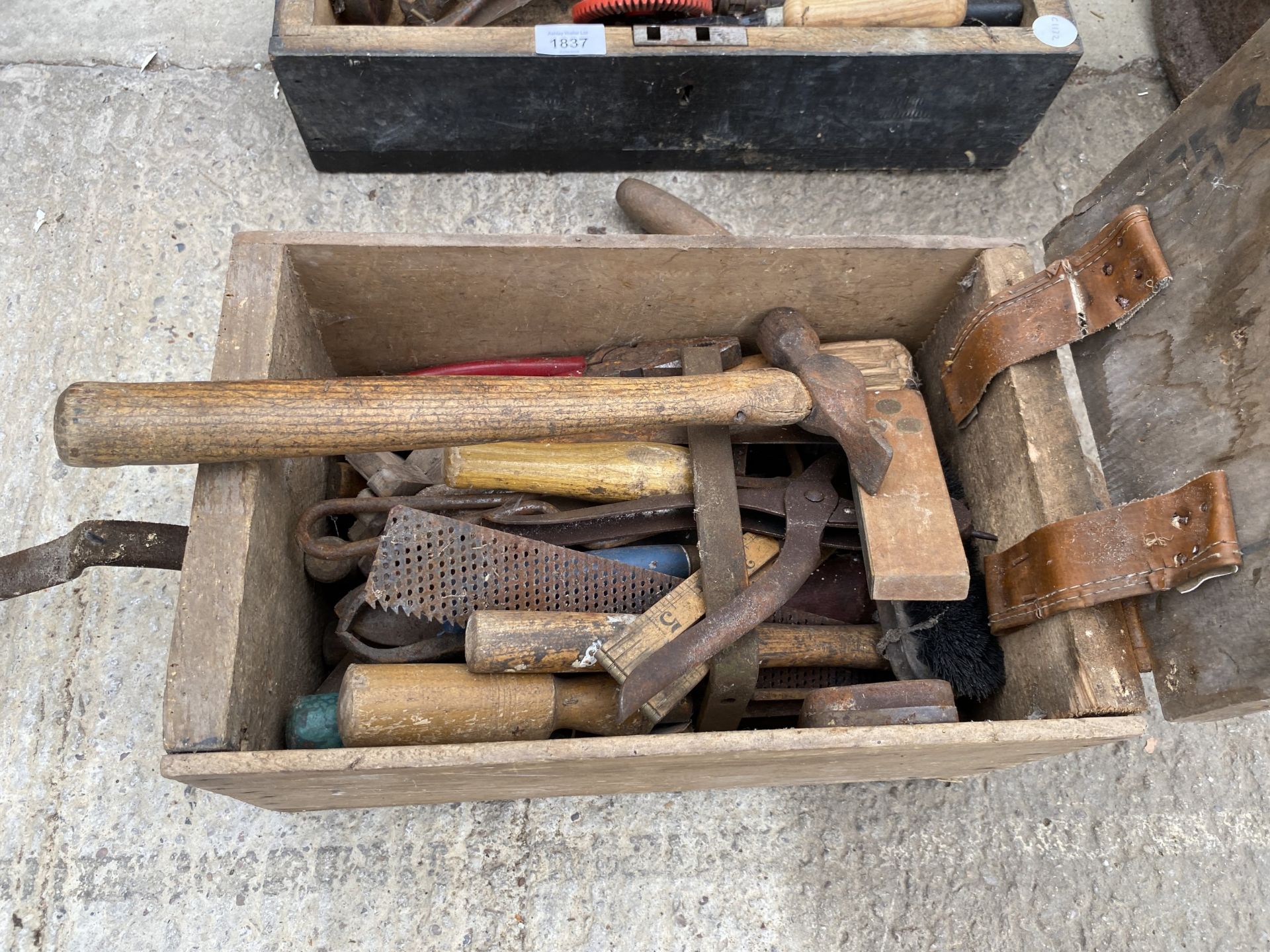 AN ASSORTMENT OF VINTAGE HAND TOOLS TO INCLUDE WOOD PLANES, HAMMERS AND A BRACE DRILL ETC - Image 5 of 5