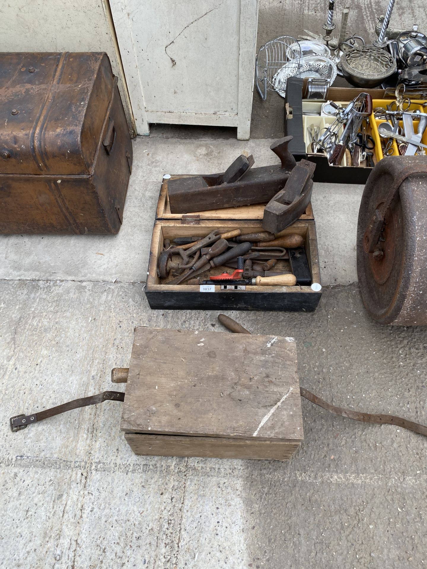AN ASSORTMENT OF VINTAGE HAND TOOLS TO INCLUDE WOOD PLANES, HAMMERS AND A BRACE DRILL ETC - Image 2 of 5