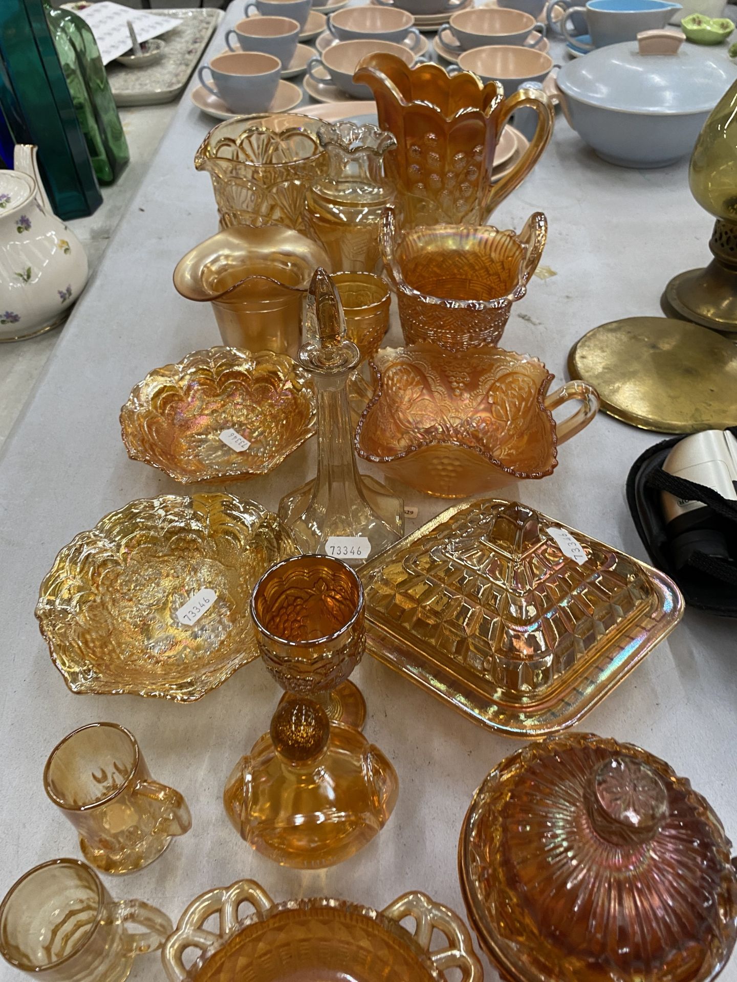 A LARGE ASSORTMENT OF ORANGE CARNIVAL GLASS TO INCLUDE VASES, BOWLS, JUGS, TRINKET DISHES ETC - Image 4 of 4
