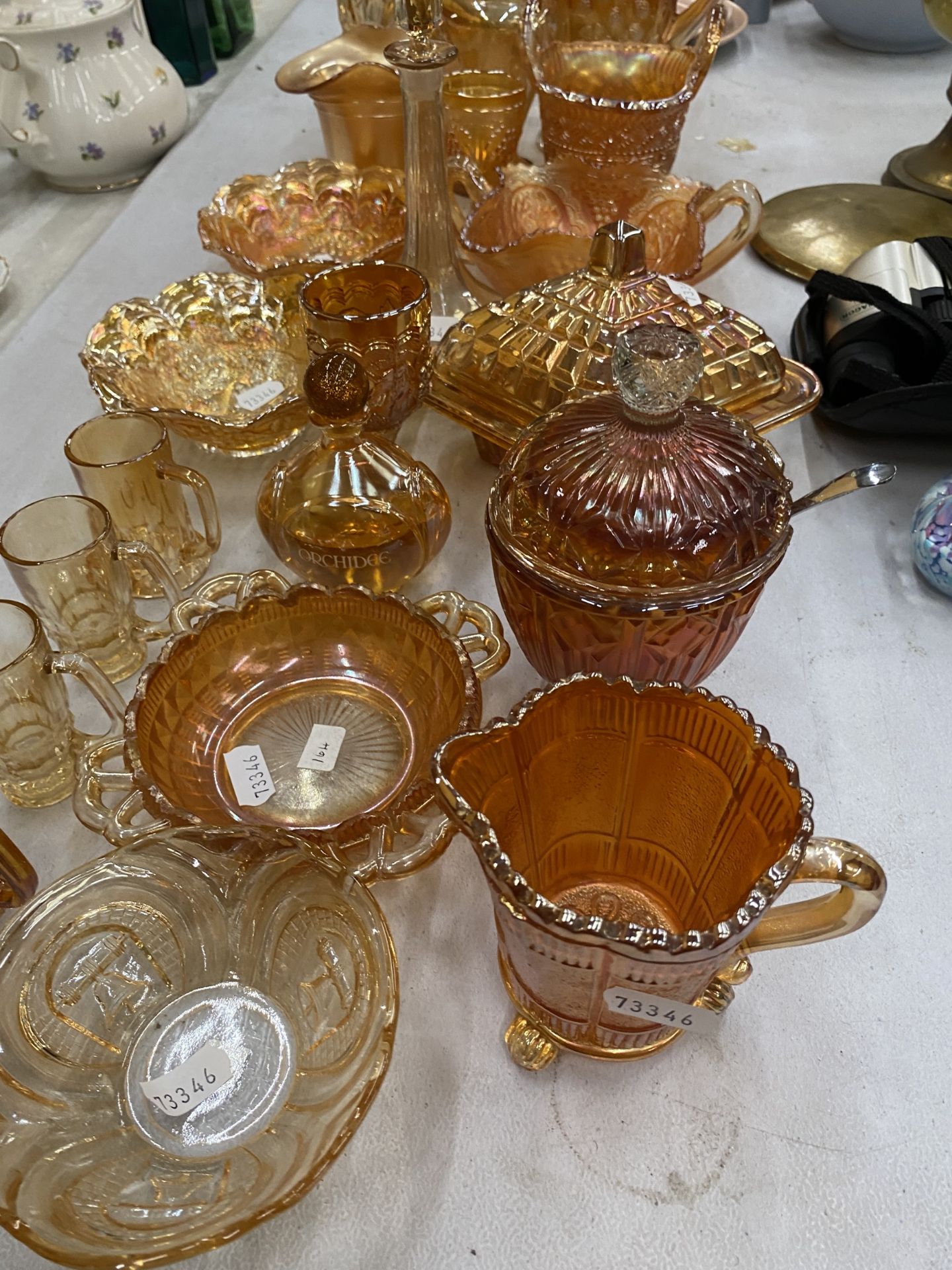 A LARGE ASSORTMENT OF ORANGE CARNIVAL GLASS TO INCLUDE VASES, BOWLS, JUGS, TRINKET DISHES ETC - Image 3 of 4
