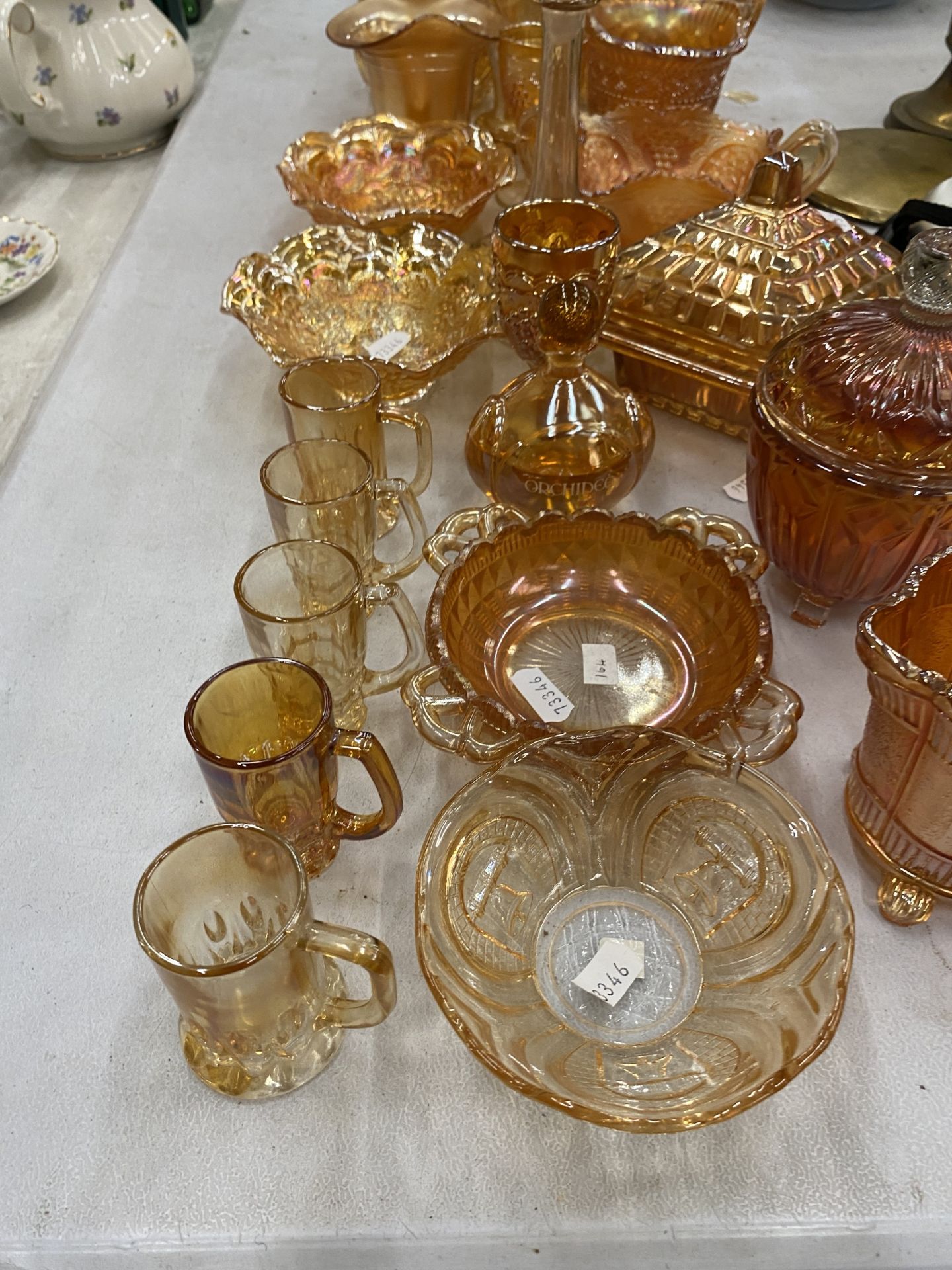A LARGE ASSORTMENT OF ORANGE CARNIVAL GLASS TO INCLUDE VASES, BOWLS, JUGS, TRINKET DISHES ETC - Image 2 of 4