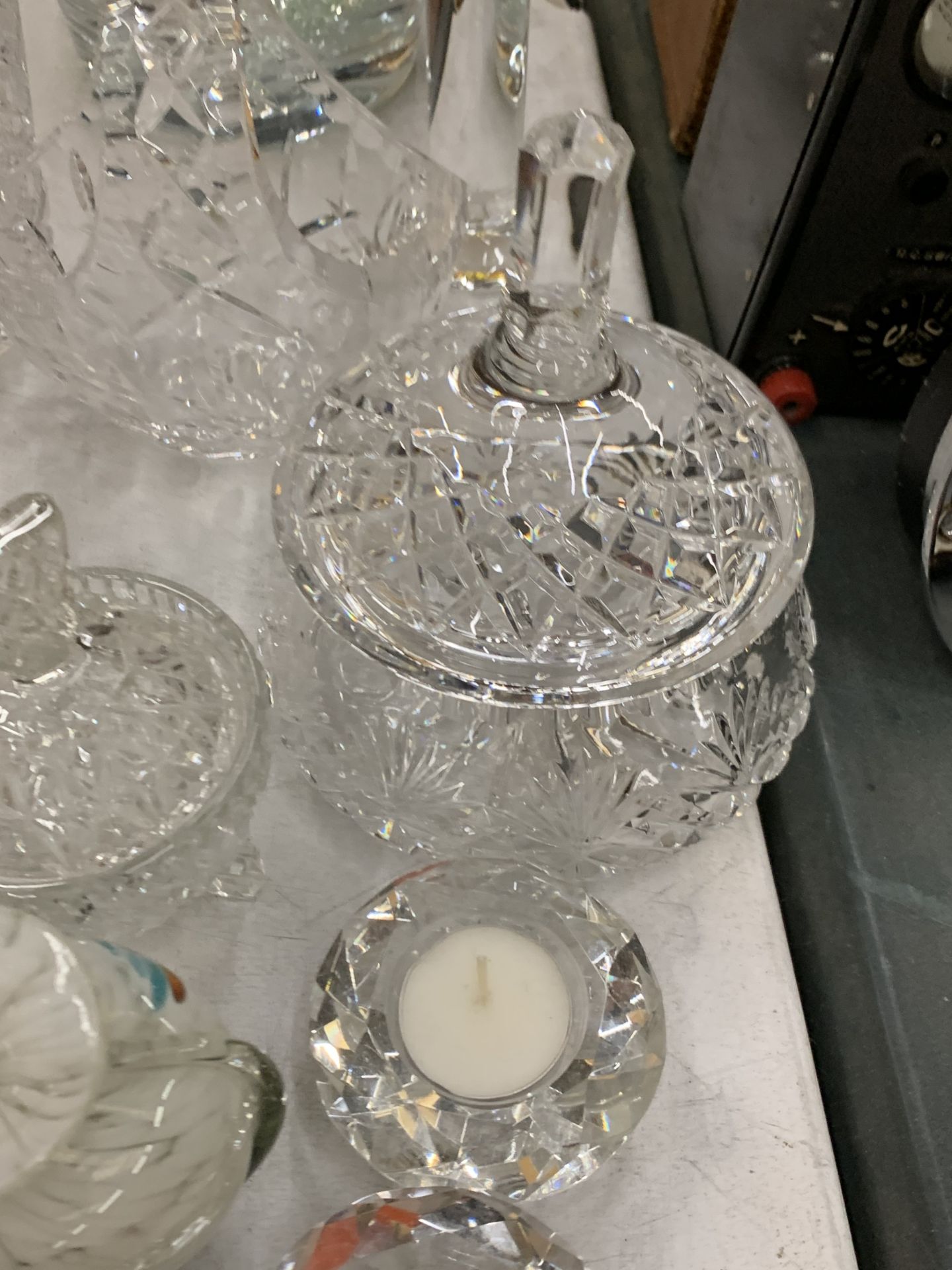 A LARGE ASSORTMENT OF GLASSWARE TO INCLUDE CRYSTAL AND INCLUDING VASES, LIDDED DISHES, TRINKET - Image 4 of 5