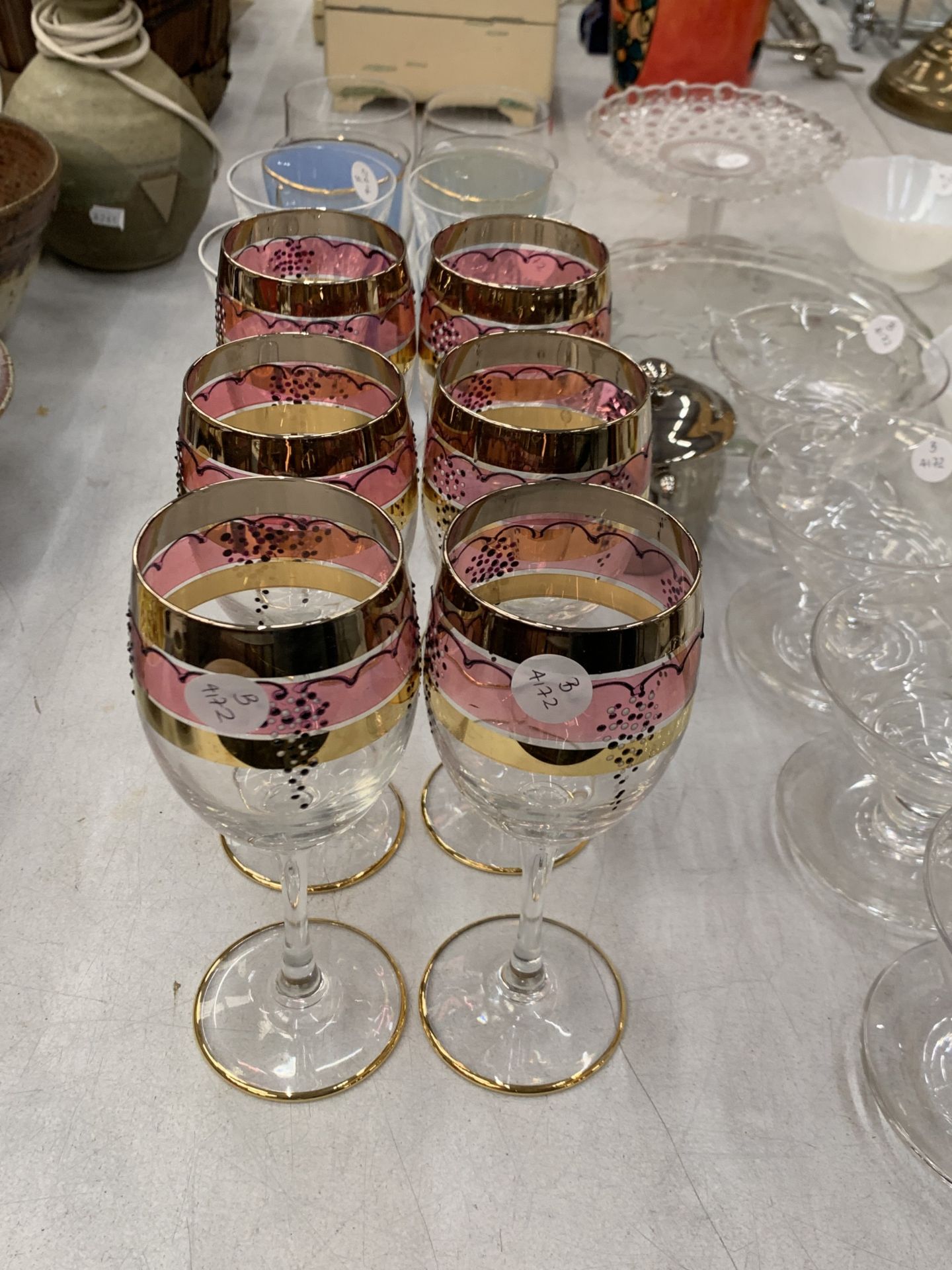 AN ASSORTMENT OF GLASSWARE TO INCLUDE COLOURED WINE GLASSES, DESSERT BOWLS, CAKE STANDS ETC - Image 2 of 6