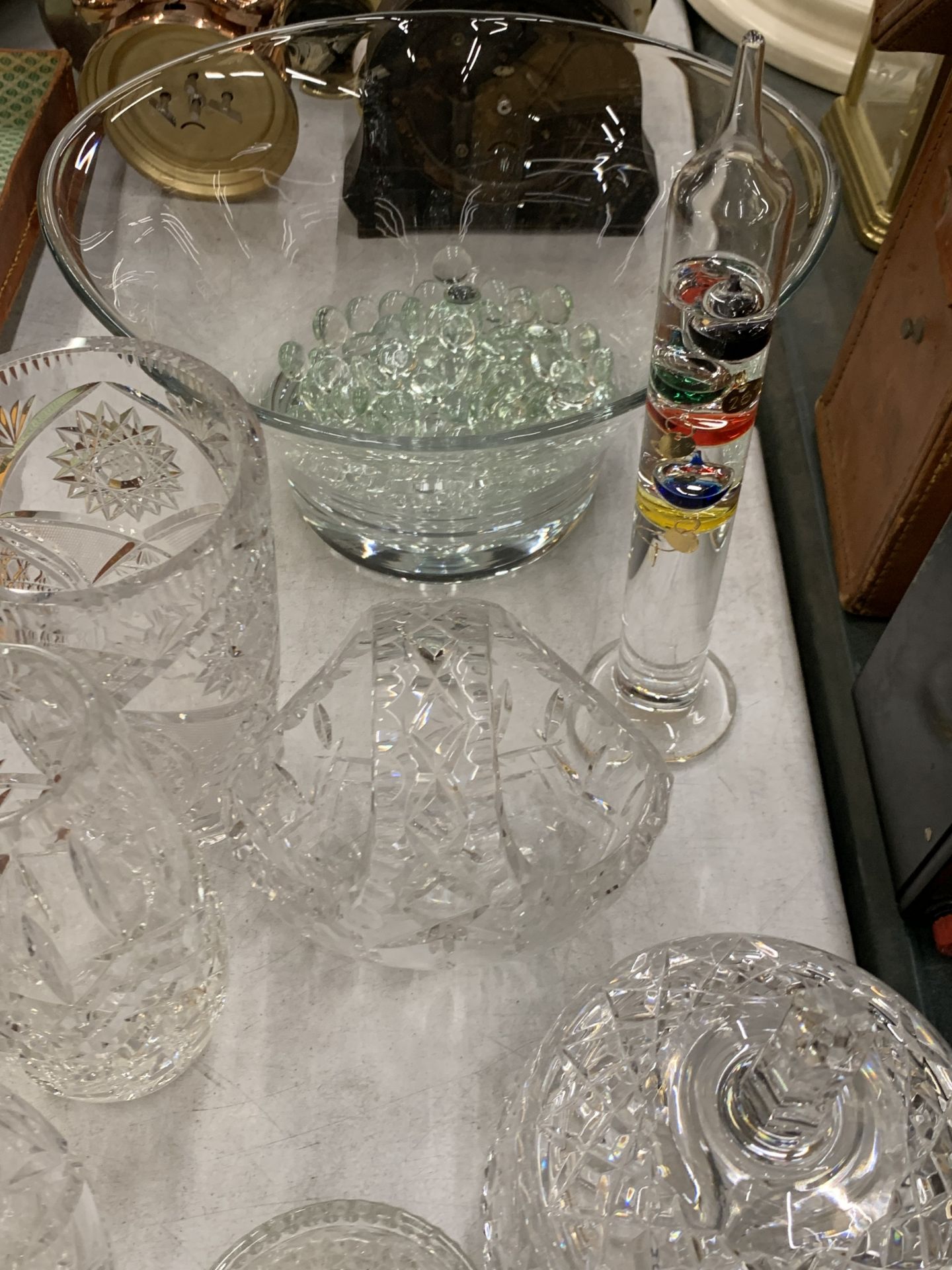 A LARGE ASSORTMENT OF GLASSWARE TO INCLUDE CRYSTAL AND INCLUDING VASES, LIDDED DISHES, TRINKET - Image 5 of 5
