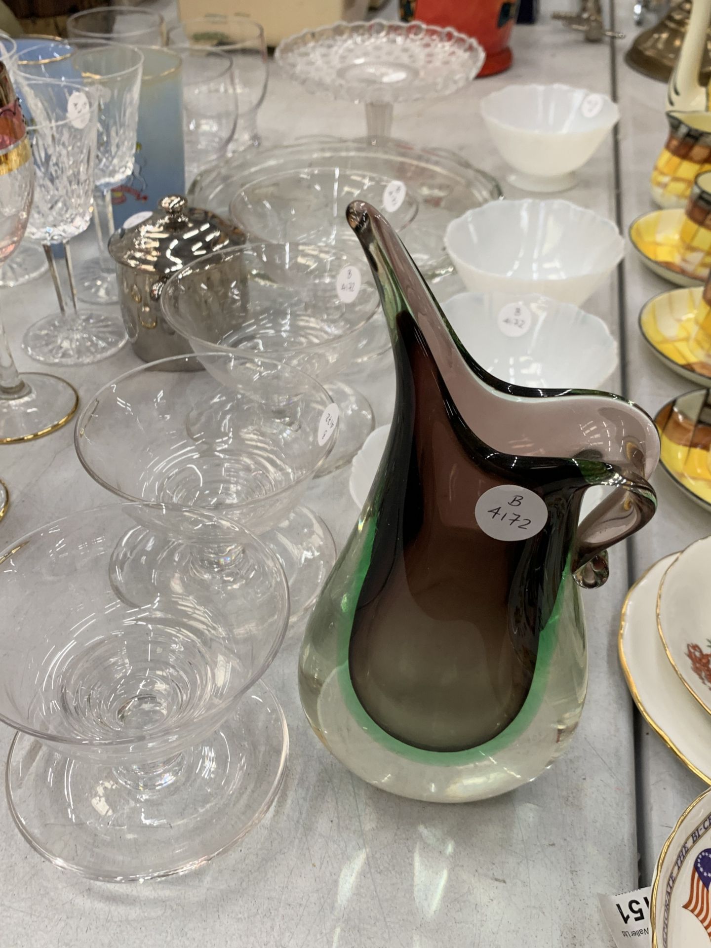 AN ASSORTMENT OF GLASSWARE TO INCLUDE COLOURED WINE GLASSES, DESSERT BOWLS, CAKE STANDS ETC - Image 3 of 6
