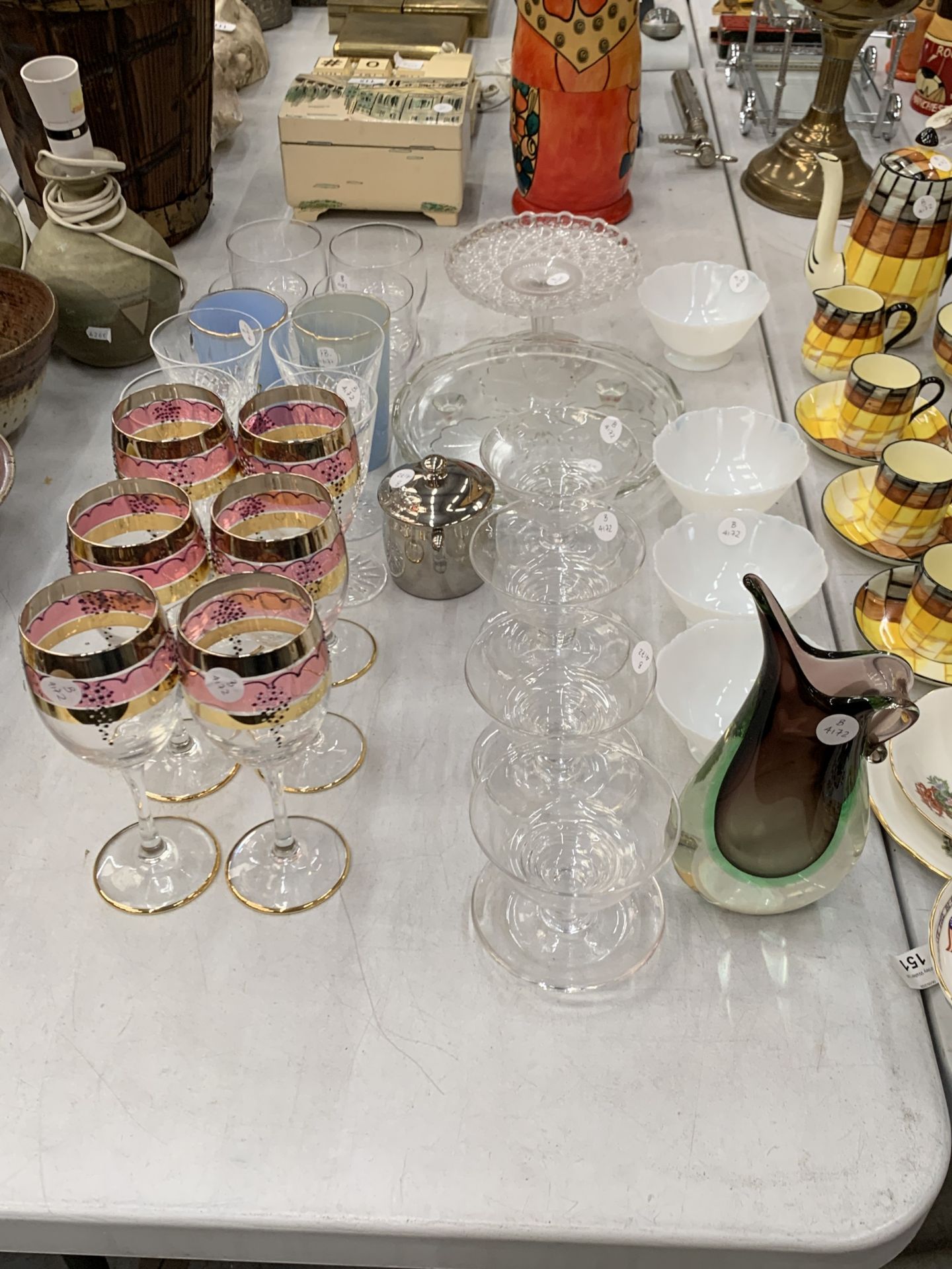 AN ASSORTMENT OF GLASSWARE TO INCLUDE COLOURED WINE GLASSES, DESSERT BOWLS, CAKE STANDS ETC