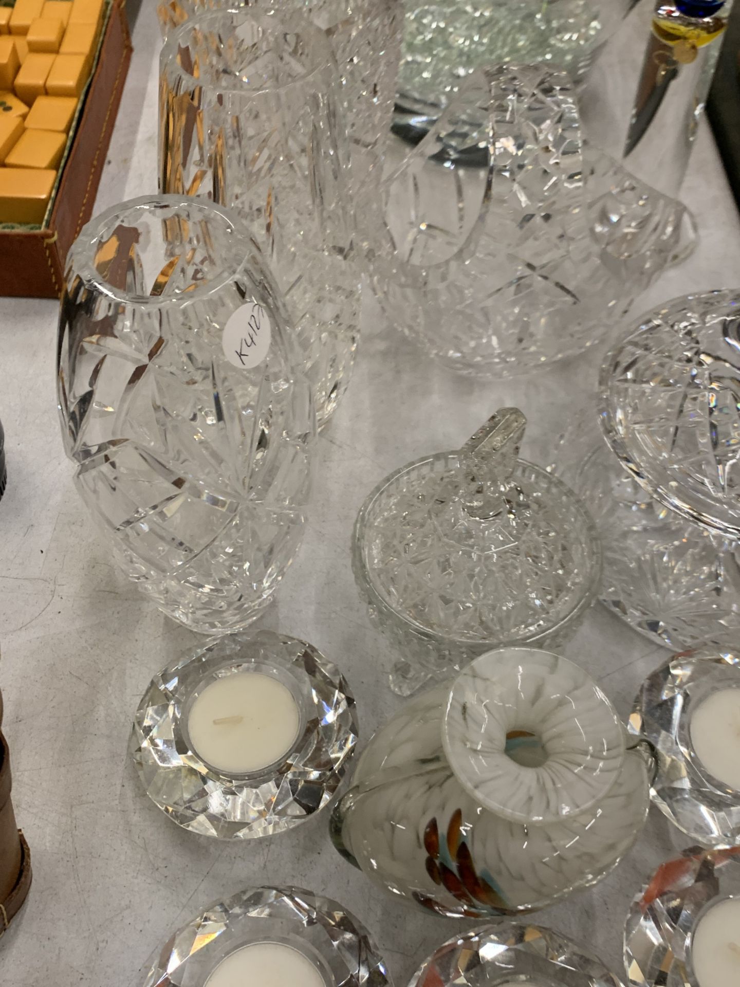 A LARGE ASSORTMENT OF GLASSWARE TO INCLUDE CRYSTAL AND INCLUDING VASES, LIDDED DISHES, TRINKET - Image 3 of 5