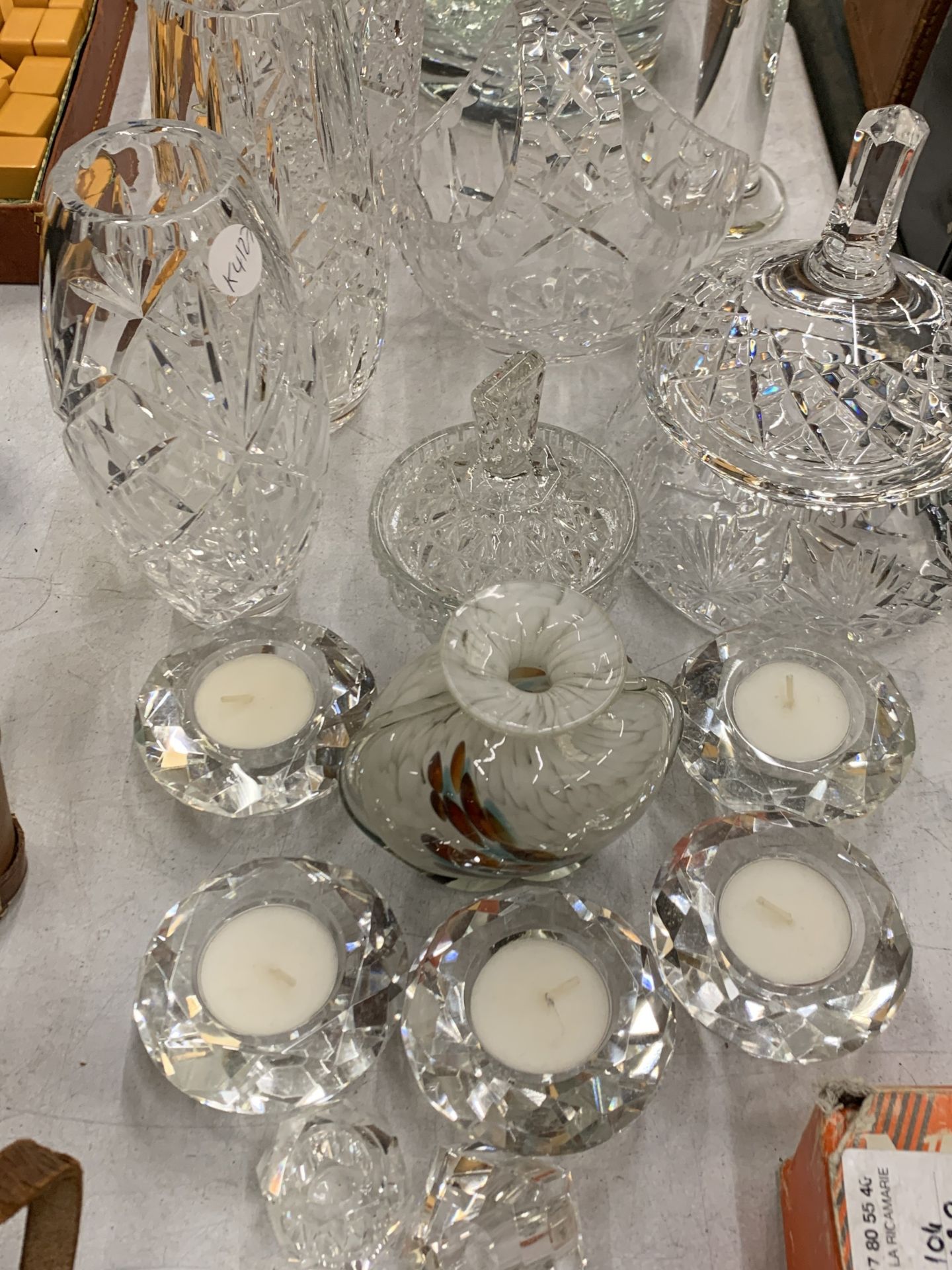 A LARGE ASSORTMENT OF GLASSWARE TO INCLUDE CRYSTAL AND INCLUDING VASES, LIDDED DISHES, TRINKET - Image 2 of 5