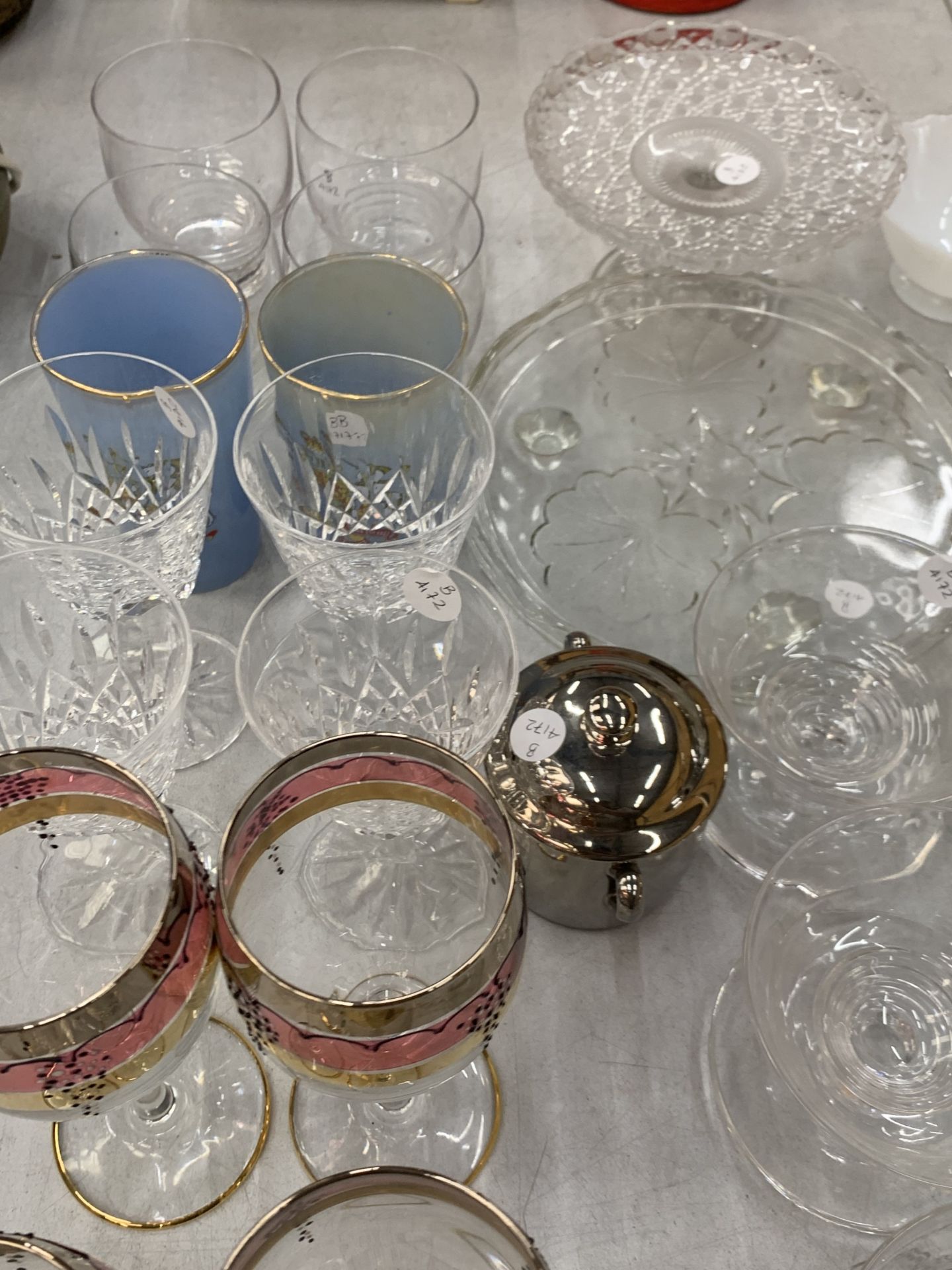 AN ASSORTMENT OF GLASSWARE TO INCLUDE COLOURED WINE GLASSES, DESSERT BOWLS, CAKE STANDS ETC - Image 5 of 6