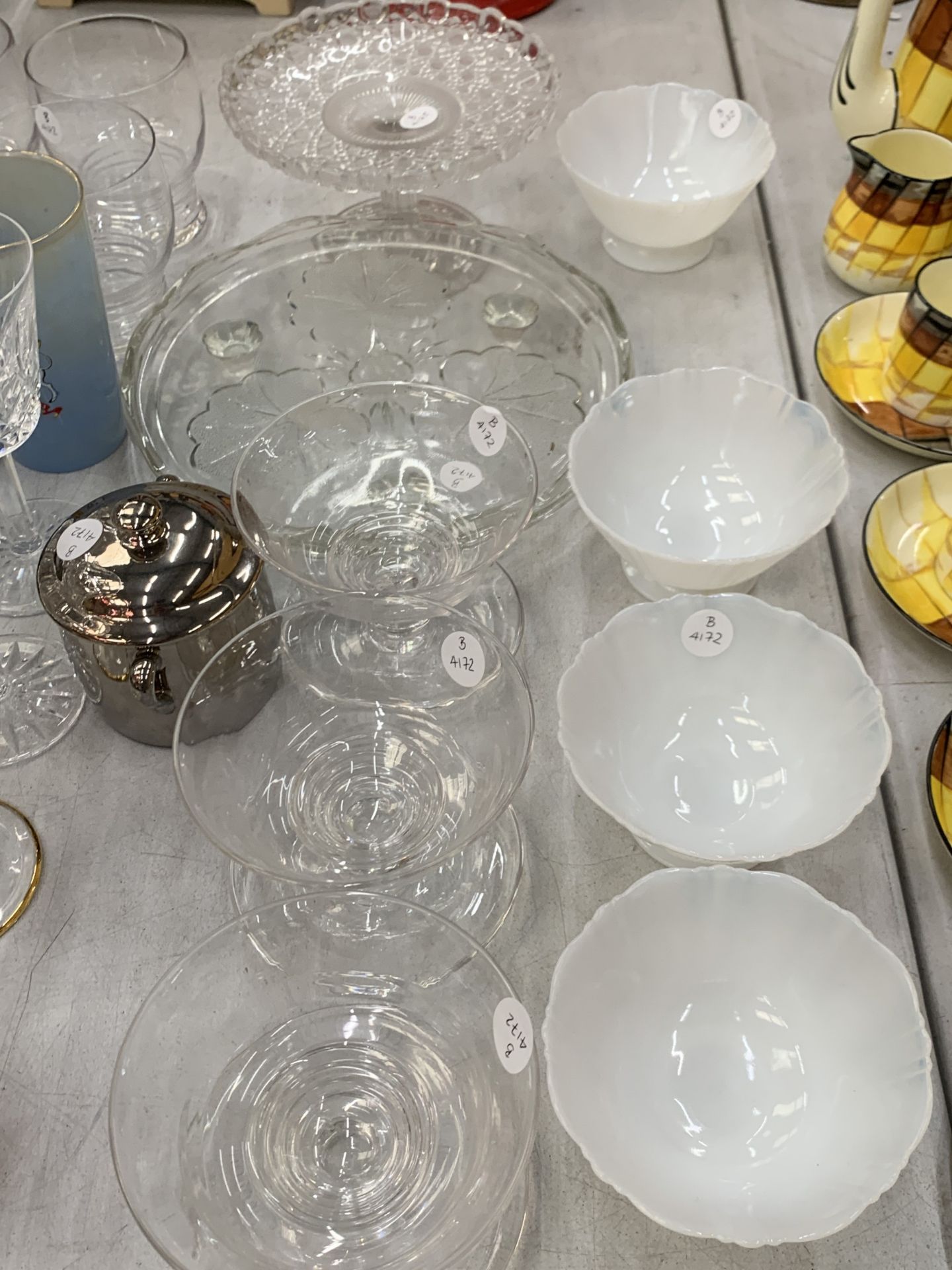 AN ASSORTMENT OF GLASSWARE TO INCLUDE COLOURED WINE GLASSES, DESSERT BOWLS, CAKE STANDS ETC - Image 4 of 6