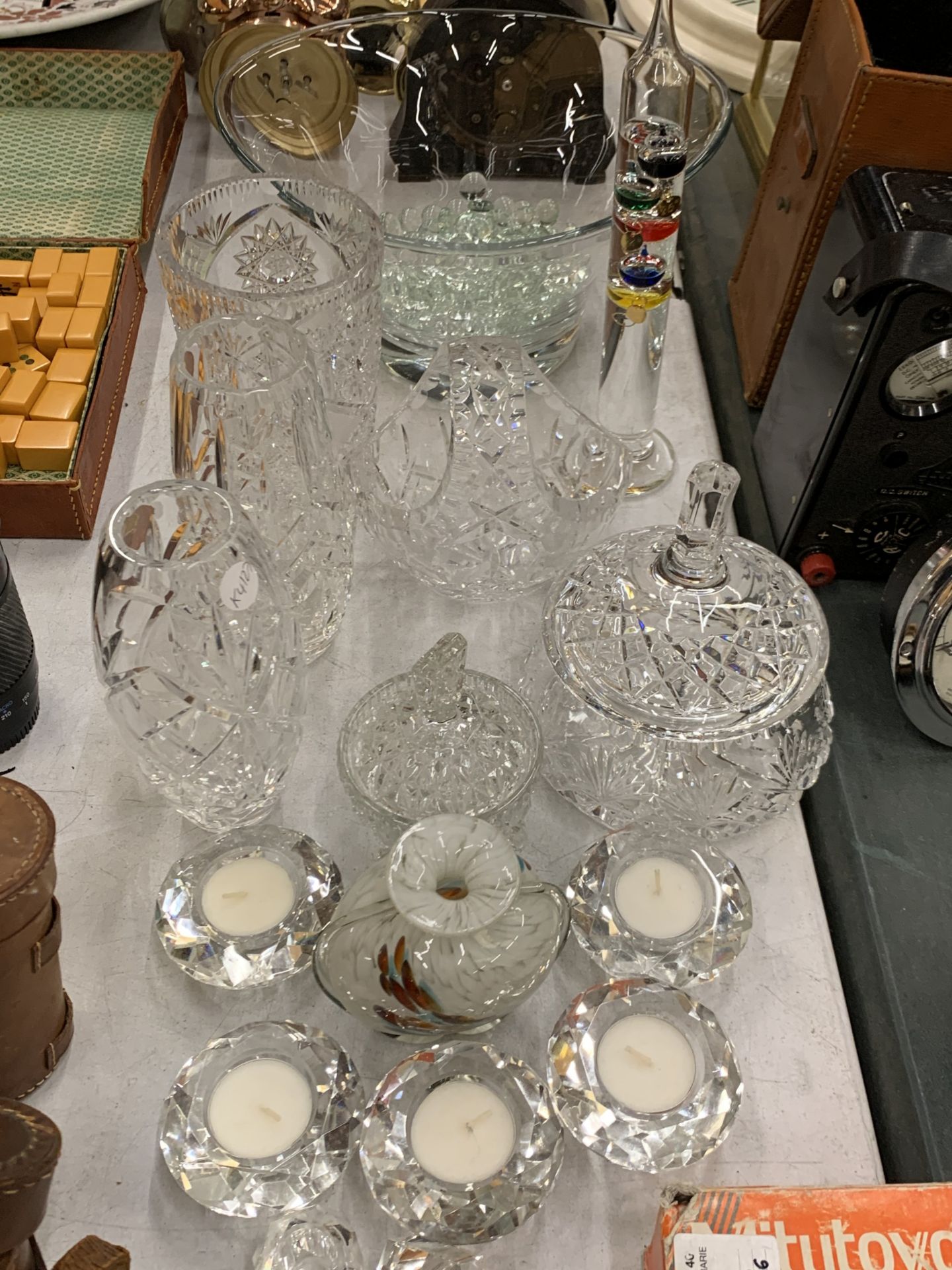 A LARGE ASSORTMENT OF GLASSWARE TO INCLUDE CRYSTAL AND INCLUDING VASES, LIDDED DISHES, TRINKET
