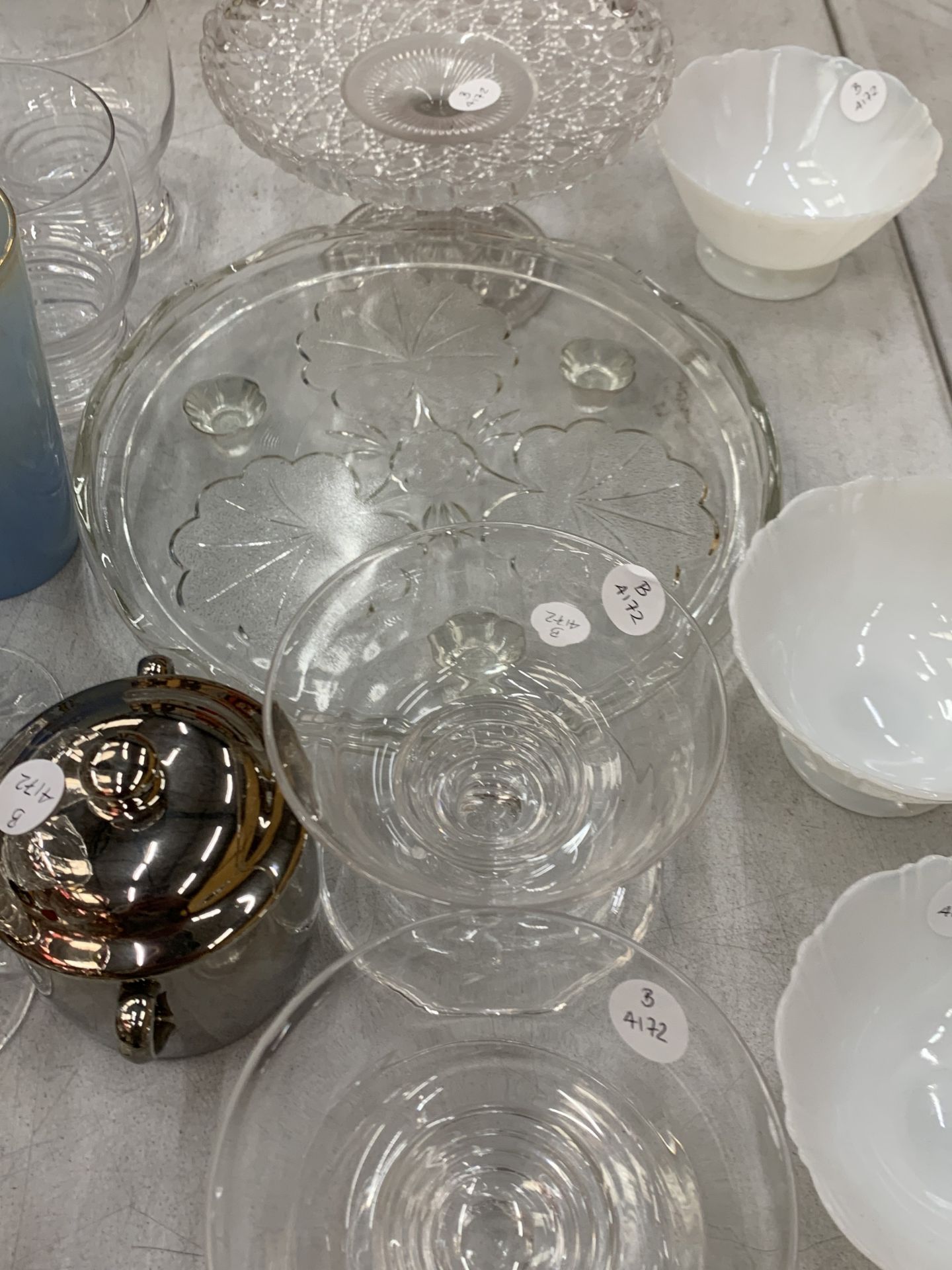 AN ASSORTMENT OF GLASSWARE TO INCLUDE COLOURED WINE GLASSES, DESSERT BOWLS, CAKE STANDS ETC - Image 6 of 6