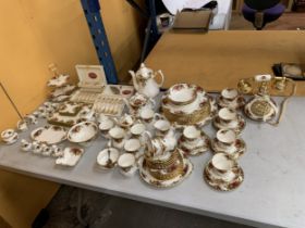 A LARGE COLLECTION (OVER 100 PIECES) OF ROYAL ALBERT OLD COUNTRY ROSES TO INCLUDE TWO BOXED SETS