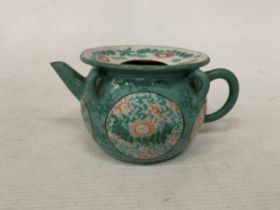 A CHINESE ENAMELLED YIXING TEAPOT WITH A GREEN GLAZED BODY AND ENAMELLED FLORAL DECORATION
