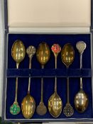 A CASED SET OF SIX HALLMARKED SHEFFIELD TEASPOONS WITH ENAMEL DECORATION TO THE TOP WEIGHT 93G
