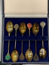 A CASED SET OF SIX HALLMARKED SHEFFIELD TEASPOONS WITH ENAMEL DECORATION TO THE TOP WEIGHT 93G
