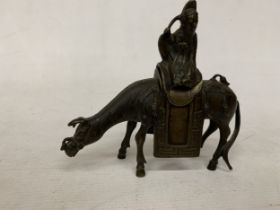 A 19TH CENTURY CHINESE BRONZE INCENSE BURNER IN THE SHAPE OF A MAN ON A HORSE, HEIGHT 17CM, LENGTH