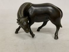 A 19TH CENTURY CHINESE BRONZE HORSE FIGURE, HEIGHT 10CM, LENGTH 14CM