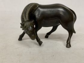 A 19TH CENTURY CHINESE BRONZE HORSE FIGURE, HEIGHT 10CM, LENGTH 14CM