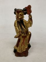 A CHINESE CARVED GILT WOODEN PAINTED FIGURE OF A DAOIST IMMORTAL, HEIGHT 18.5CM