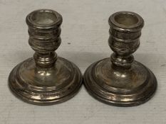 A PAIR OF HALLMARKED LONDON SILVER CANDLESTICKS WITH WEIGHTED BASES, TOTAL WEIGHT 226.36g