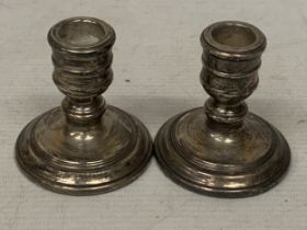 A PAIR OF HALLMARKED LONDON SILVER CANDLESTICKS WITH WEIGHTED BASES, TOTAL WEIGHT 226.36g