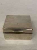 A HALLMARKED LONDON SILVER BOX WITH WOOD LINER, TOTAL WEIGHT 307.25g