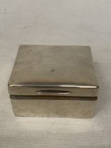 A HALLMARKED LONDON SILVER BOX WITH WOOD LINER, TOTAL WEIGHT 307.25g